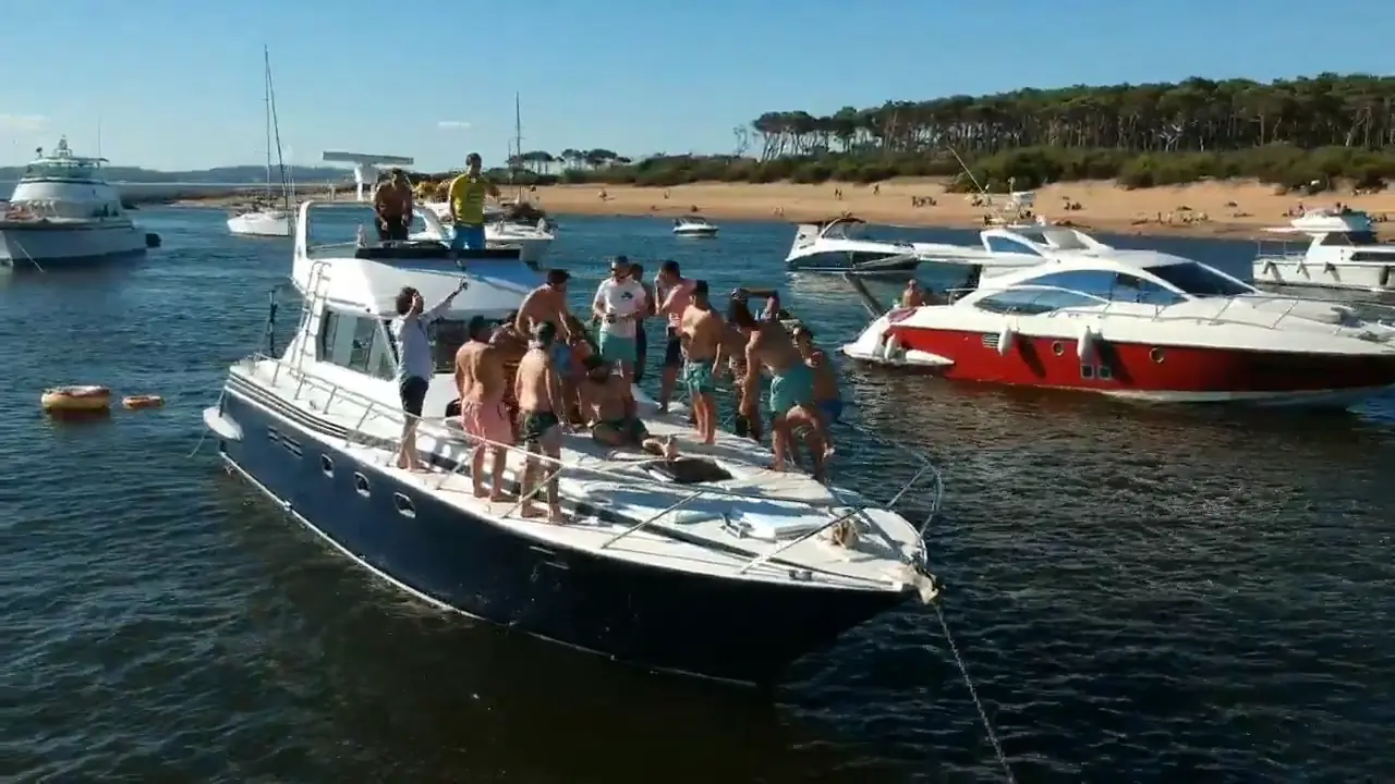 Yate azul de 53 pies con un grupo de amigos en la proa
