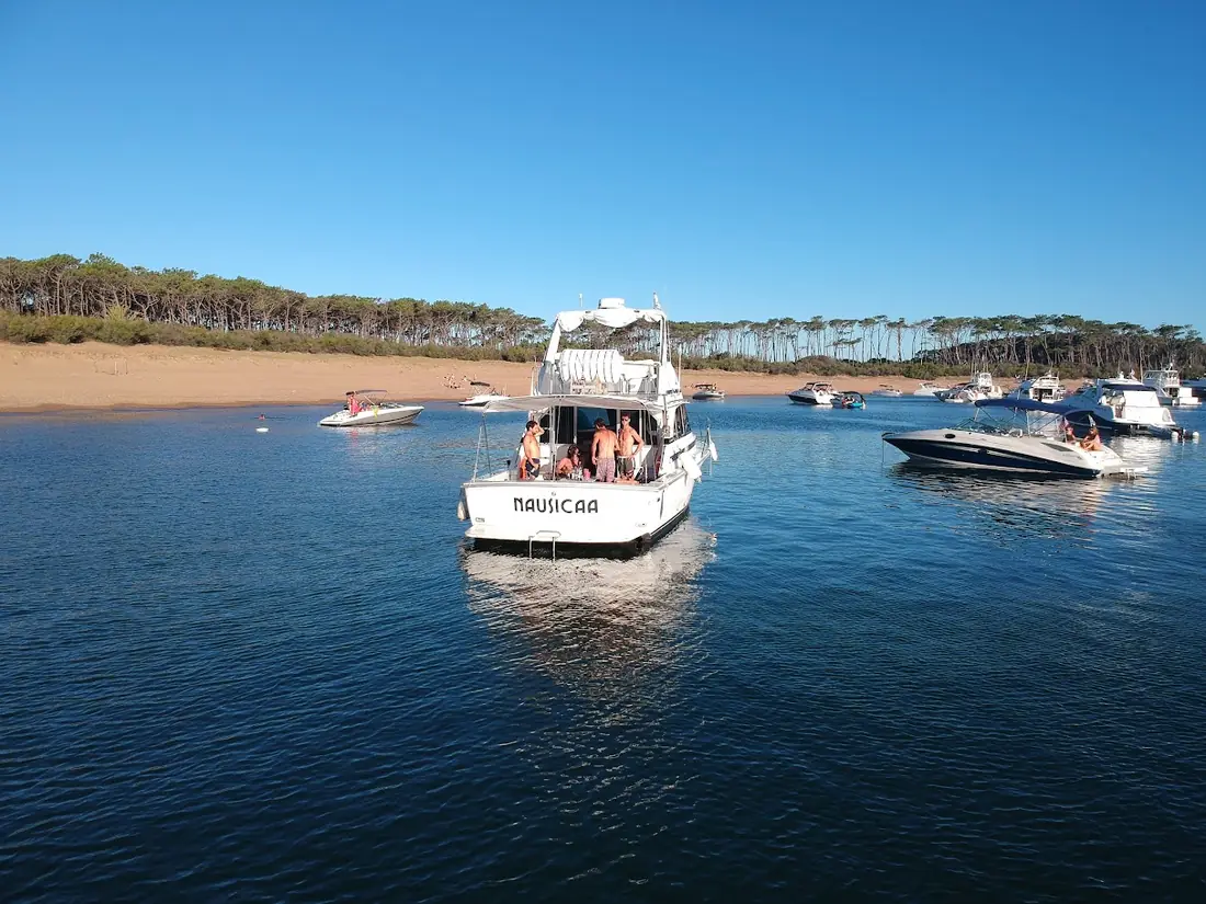 Yate con flybridge fondeado en la bahía de Punta del Este